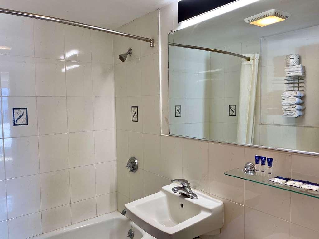 Americas Best Value Inn Hyannis Хаянис Стая снимка
