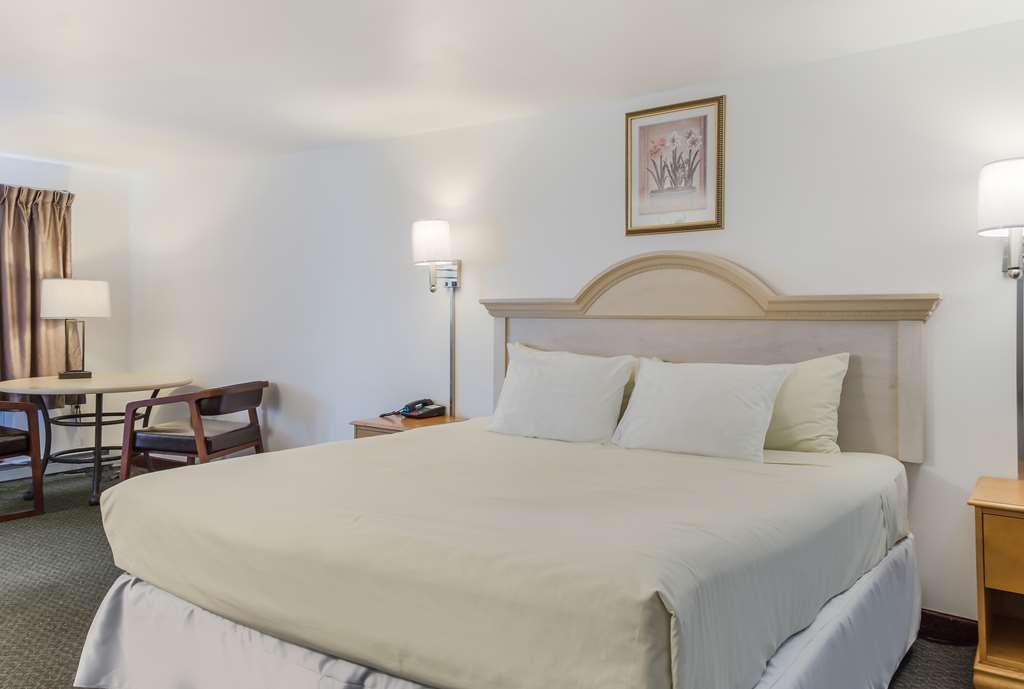 Americas Best Value Inn Hyannis Хаянис Стая снимка